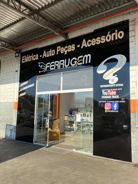 Fachada Ferrugem com a entrada da loja de elétrica, autopeças e acessórios.